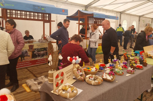 Velika pogrnjena miza z nesteto velikonocnimi izdelki.