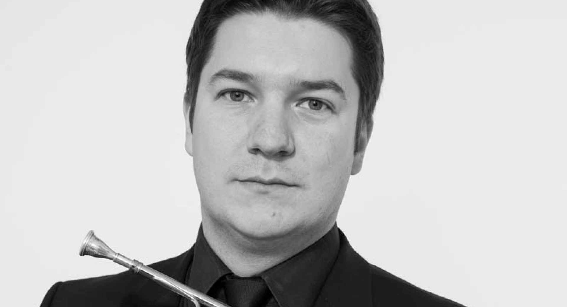 Moski v roki drzi francoski rog.