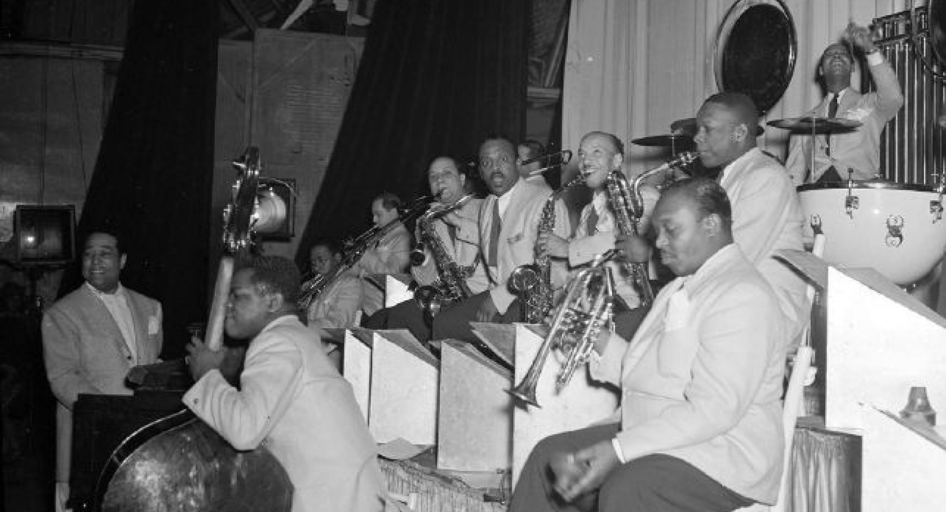 Crno-bela fotografija orkestra Duke Ellington.