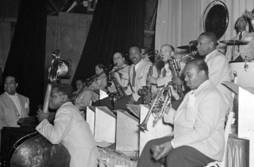 Crno-bela fotografija orkestra Duke Ellington.