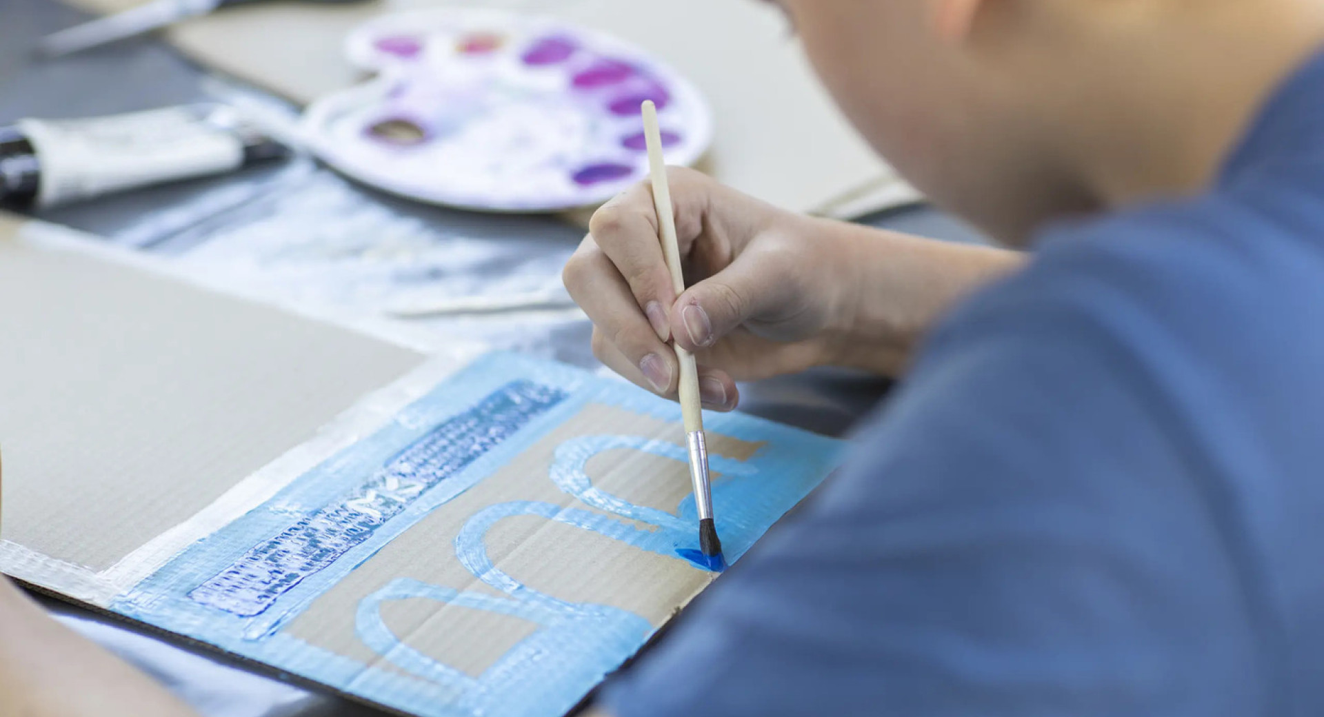 Decek slika s copicem.