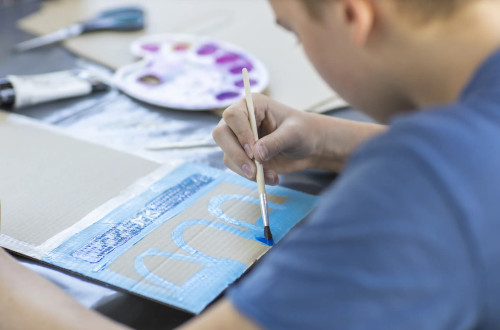 Decek slika s copicem.