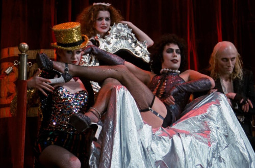 Stiri osebe na odru nastopajo v burleski.