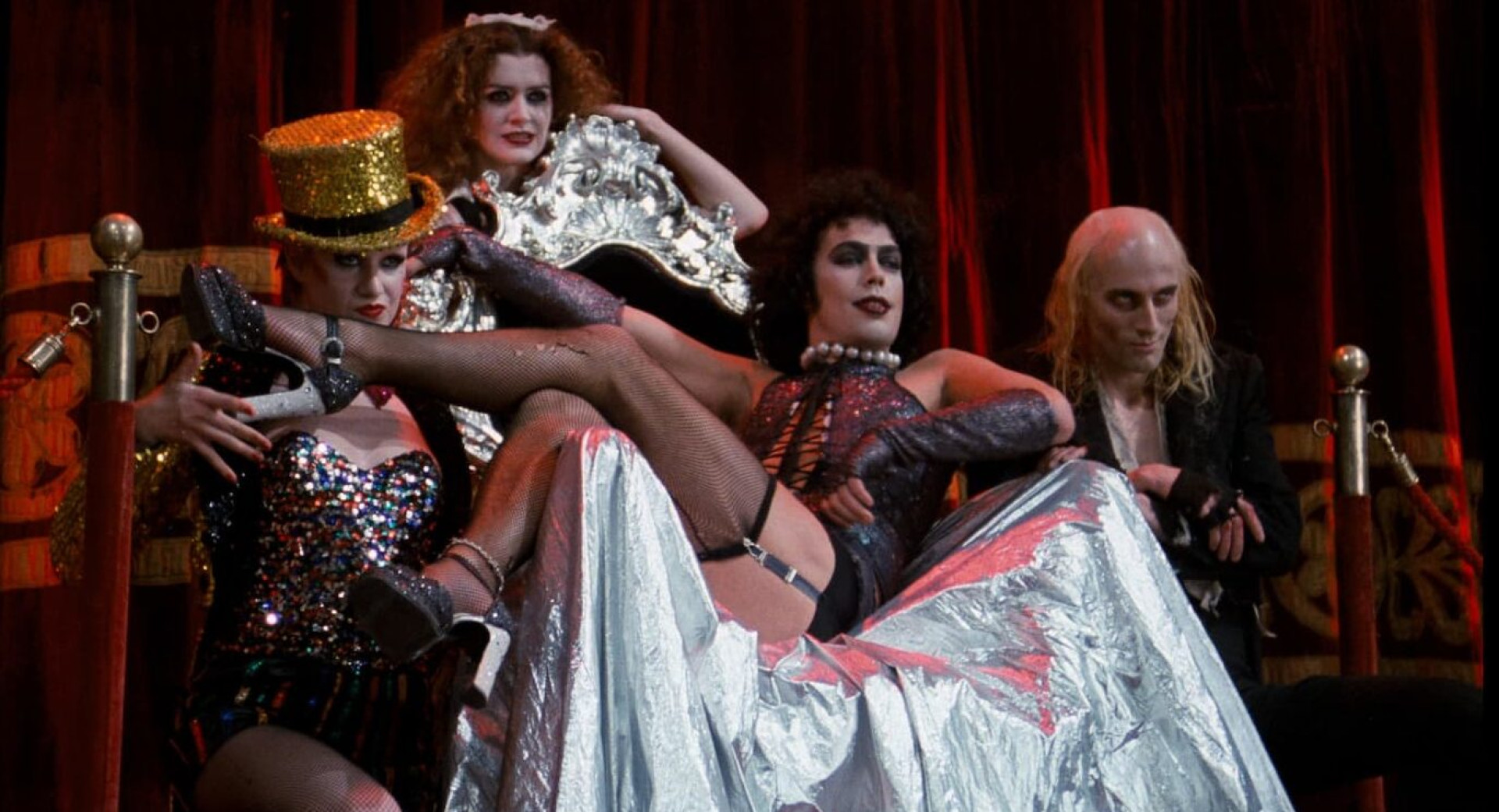 Stiri osebe na odru nastopajo v burleski.