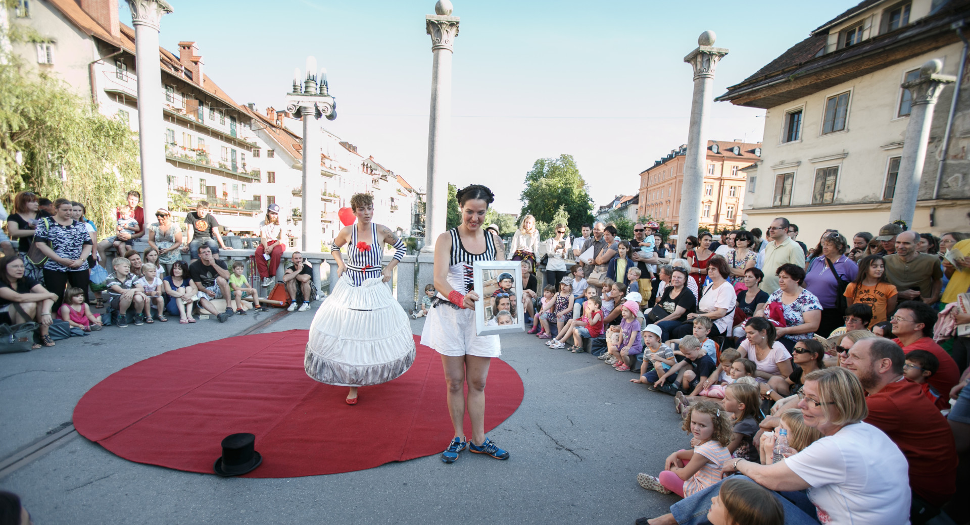 Ulicna predstava na Sustarskem mostu v Ljubljani.