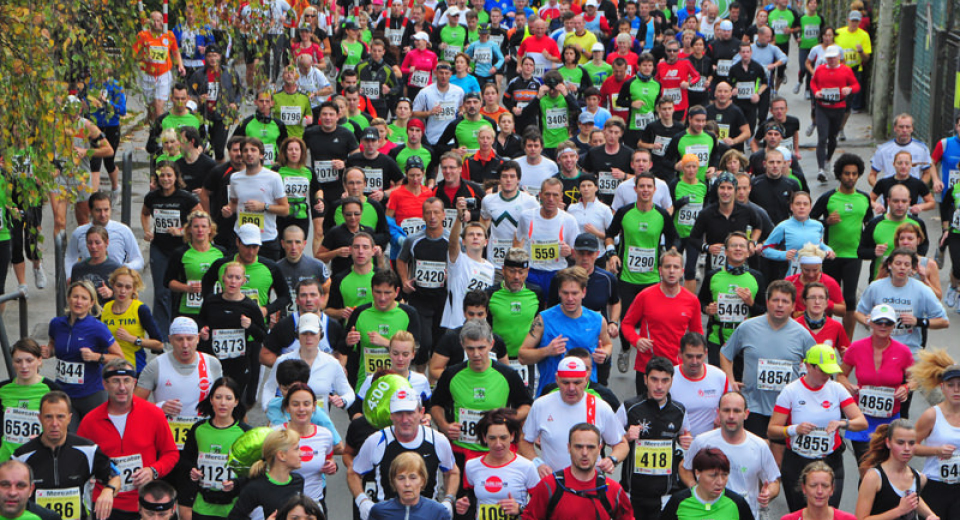 Množica tekačev na maratonu.