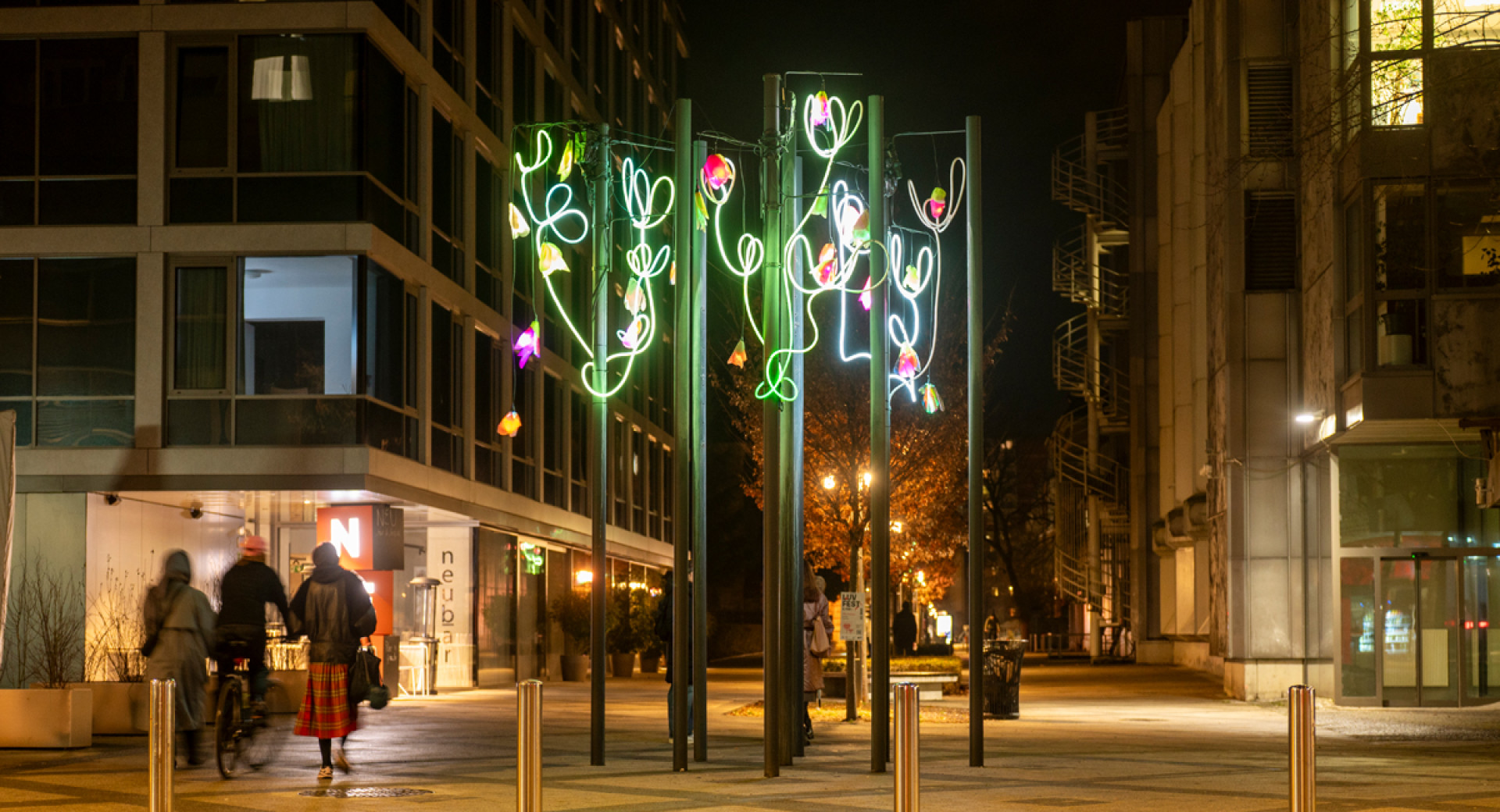 Ulicne svetilke, okrasene s svetlobnimi instalacijami roz.