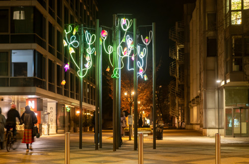 Ulicne svetilke, okrasene s svetlobnimi instalacijami roz.