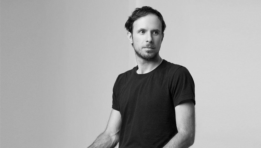 Crno-bela portretna fotografija mlajsega moskega. 