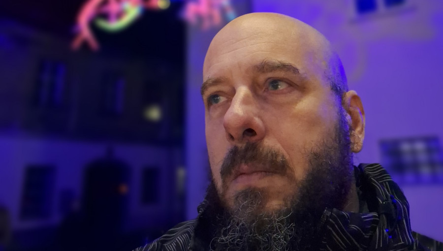 Gologlav moski z brki in brado.