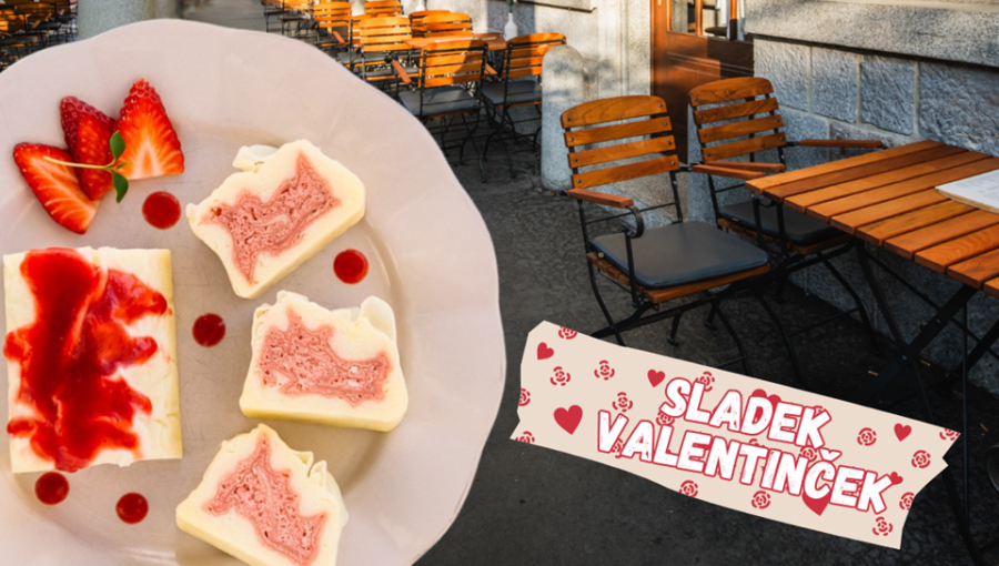 Belo-rdeci jagodni struklji na krozniku pred vrsto miz in stolov na prostem.