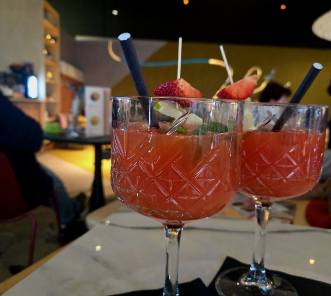 Koktejl v dveh rdecih kozarcih. 