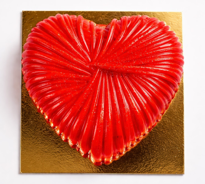 Sladica v obliki rdecega, z nitmi prepletenega srca.