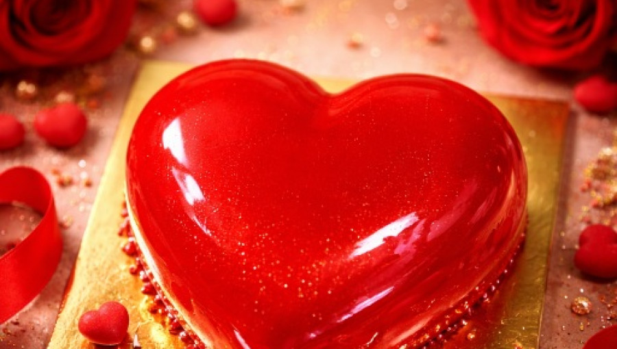 Sladica v obliki blescecega rdecega srca na zlati podlagi.