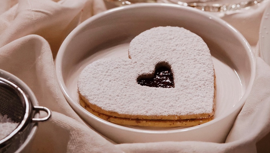 Velik piskot v obliki srca. Piskoti v obliki srca na belem prtu.