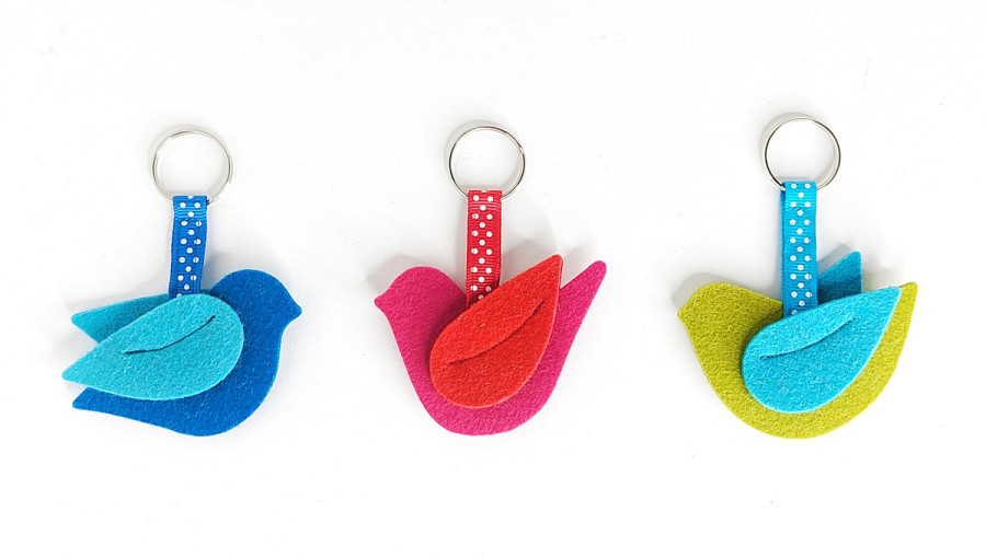 Moder, zelenkast in rdec pticek v obliki obeska za kljuce. 