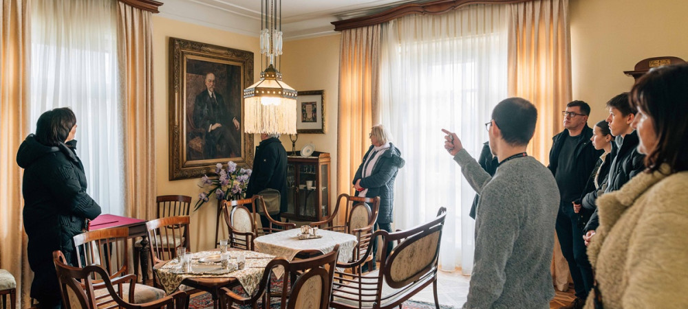 Ljudje na vodenju v sobi. 