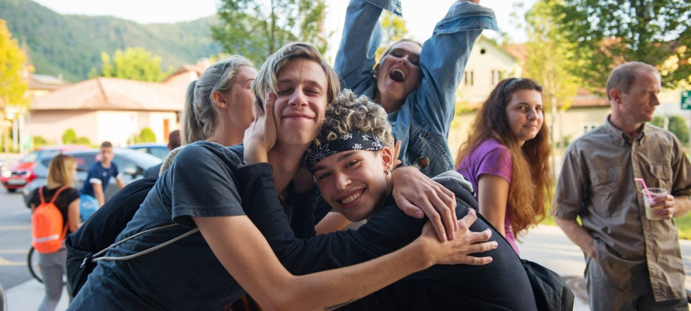 Skupina ljudi, ki se objema.