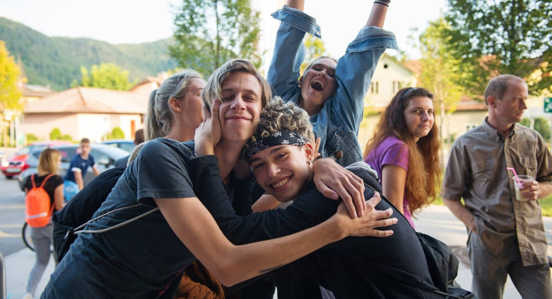 Skupina ljudi, ki se objema.