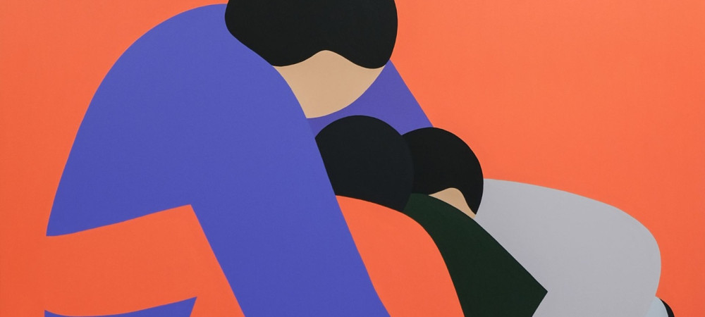 Abstraktna ilustracija dveh oseb v objemu, narisanih z enostavnimi barvnimi ploskvami na oranznem ozadju.