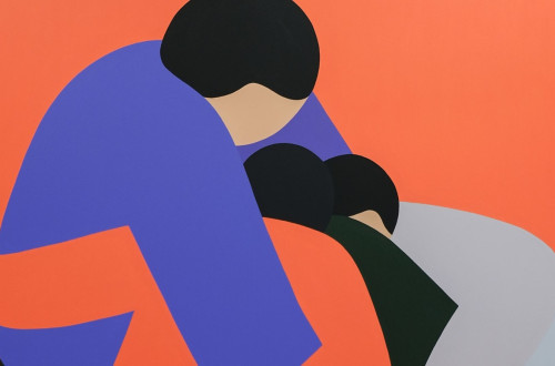 Abstraktna ilustracija dveh oseb v objemu, narisanih z enostavnimi barvnimi ploskvami na oranznem ozadju.
