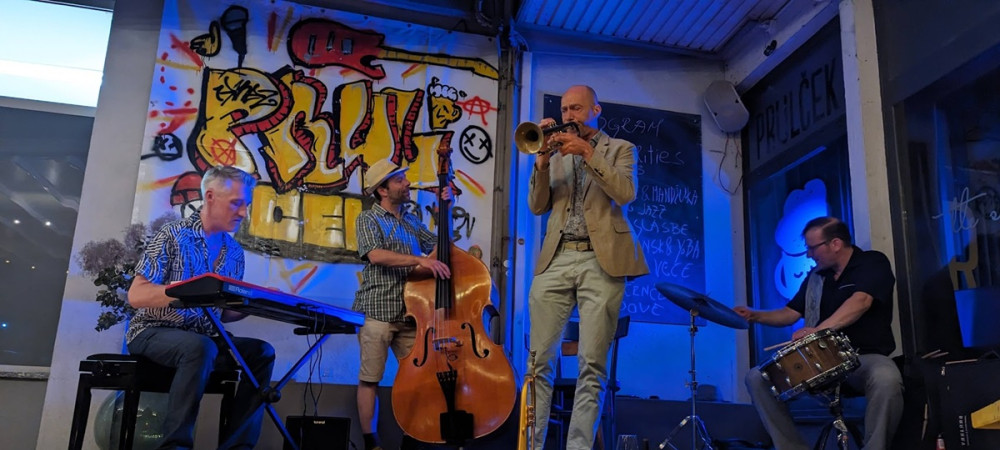 Jazz glasbeniki na odru z grafiti.