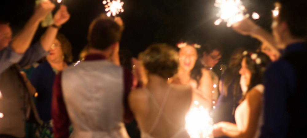 Zamegljena fotografija porocne zabave.