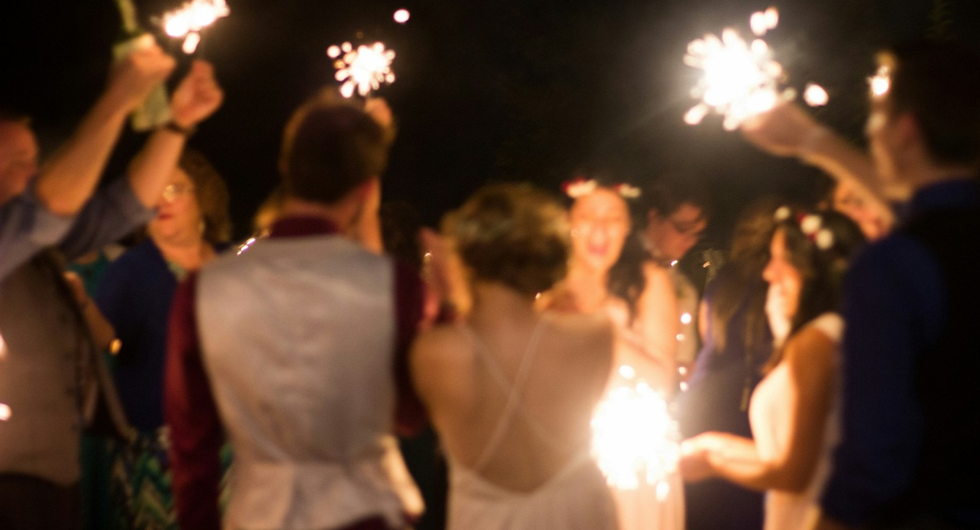 Zamegljena fotografija porocne zabave.