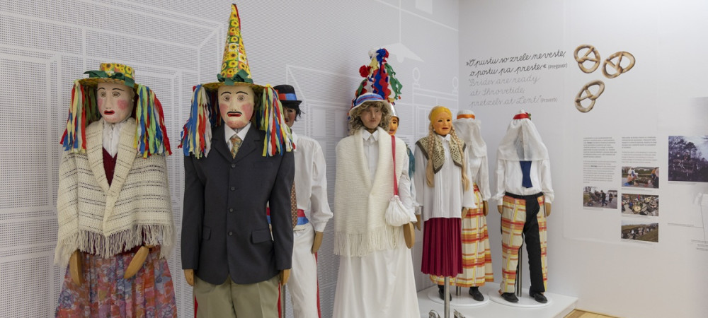 Razlicne maske in lutke v naravni velikosti.