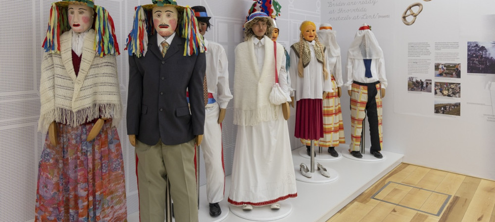 Razlicne maske in lutke v naravni velikosti.