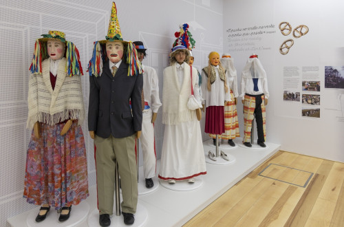 Razlicne maske in lutke v naravni velikosti.