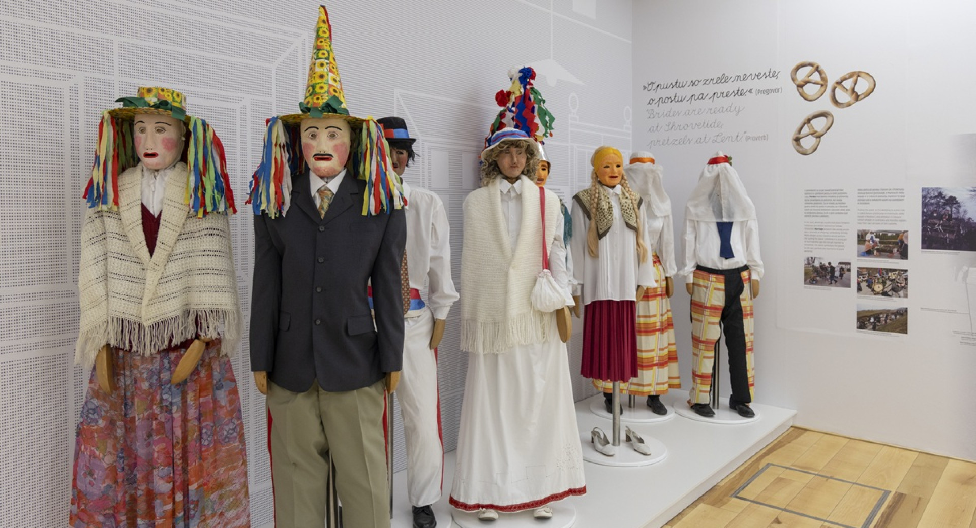 Razlicne maske in lutke v naravni velikosti.