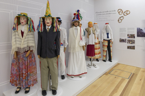 Razlicne maske in lutke v naravni velikosti.