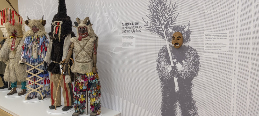 Razstavljene maske v naravni velikosti v muzeju.