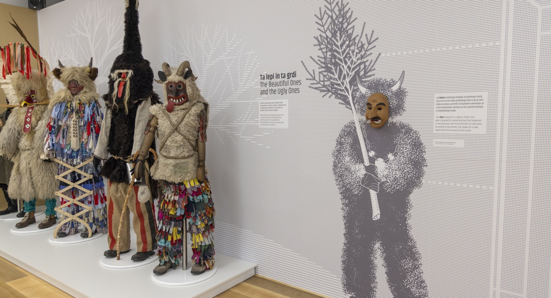 Razstavljene maske v naravni velikosti v muzeju.