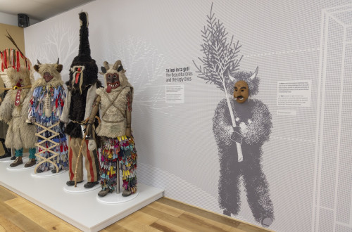 Razstavljene maske v naravni velikosti v muzeju.