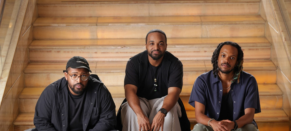 Skupina treh moskih na stopnicah.