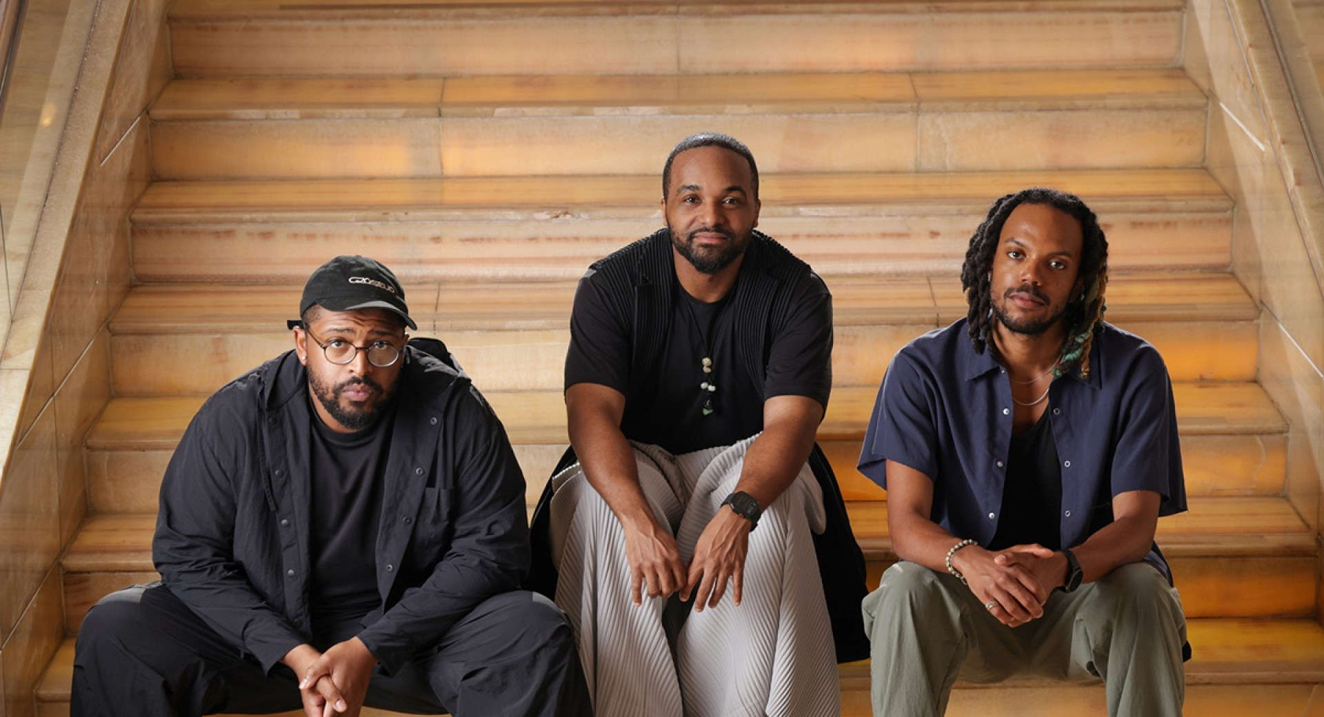 Skupina treh moskih na stopnicah.