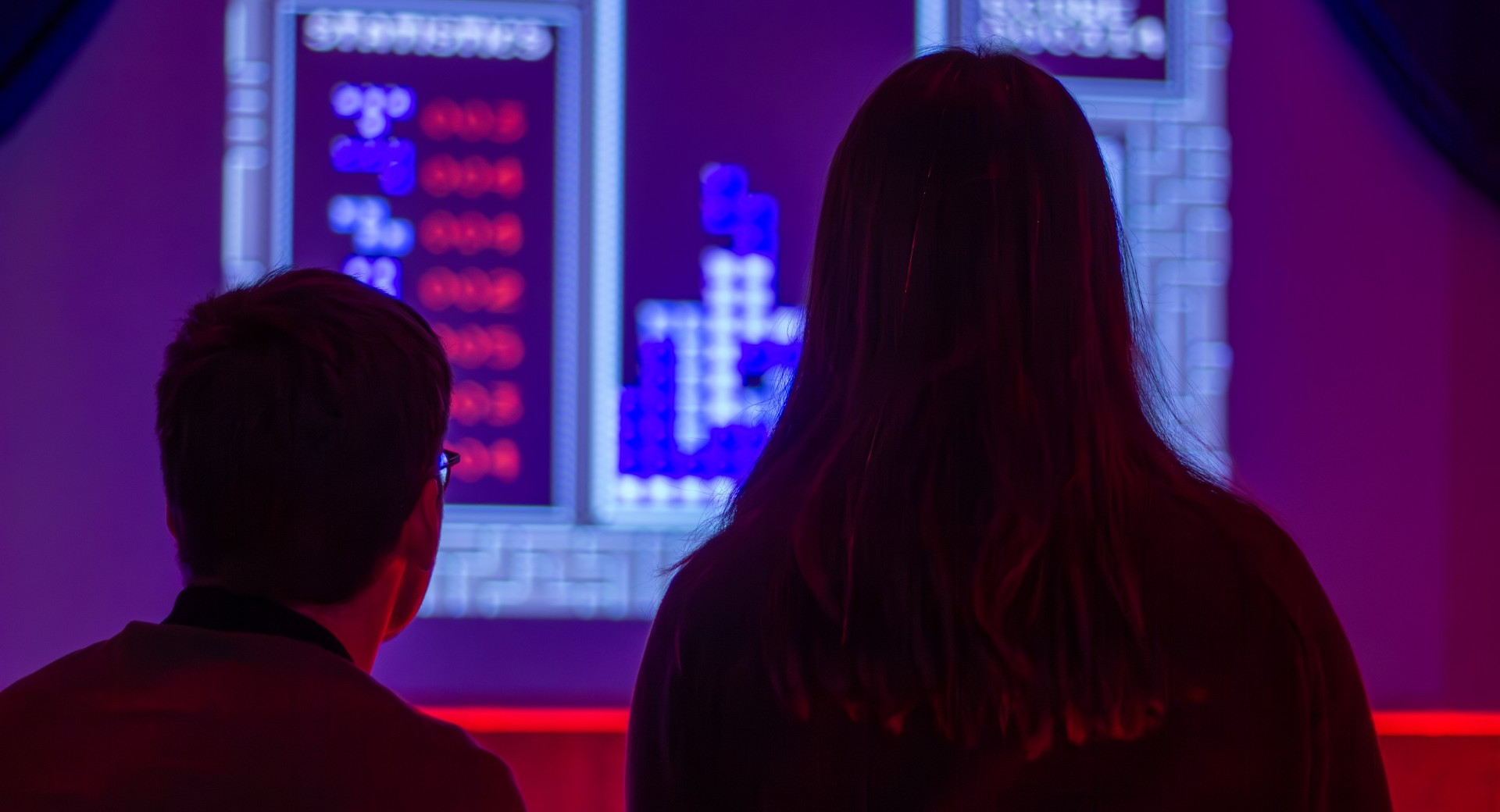 Moski in zenska zreta v racunalniski zaslon.