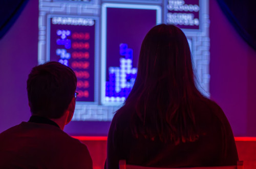 Moski in zenska zreta v racunalniski zaslon.