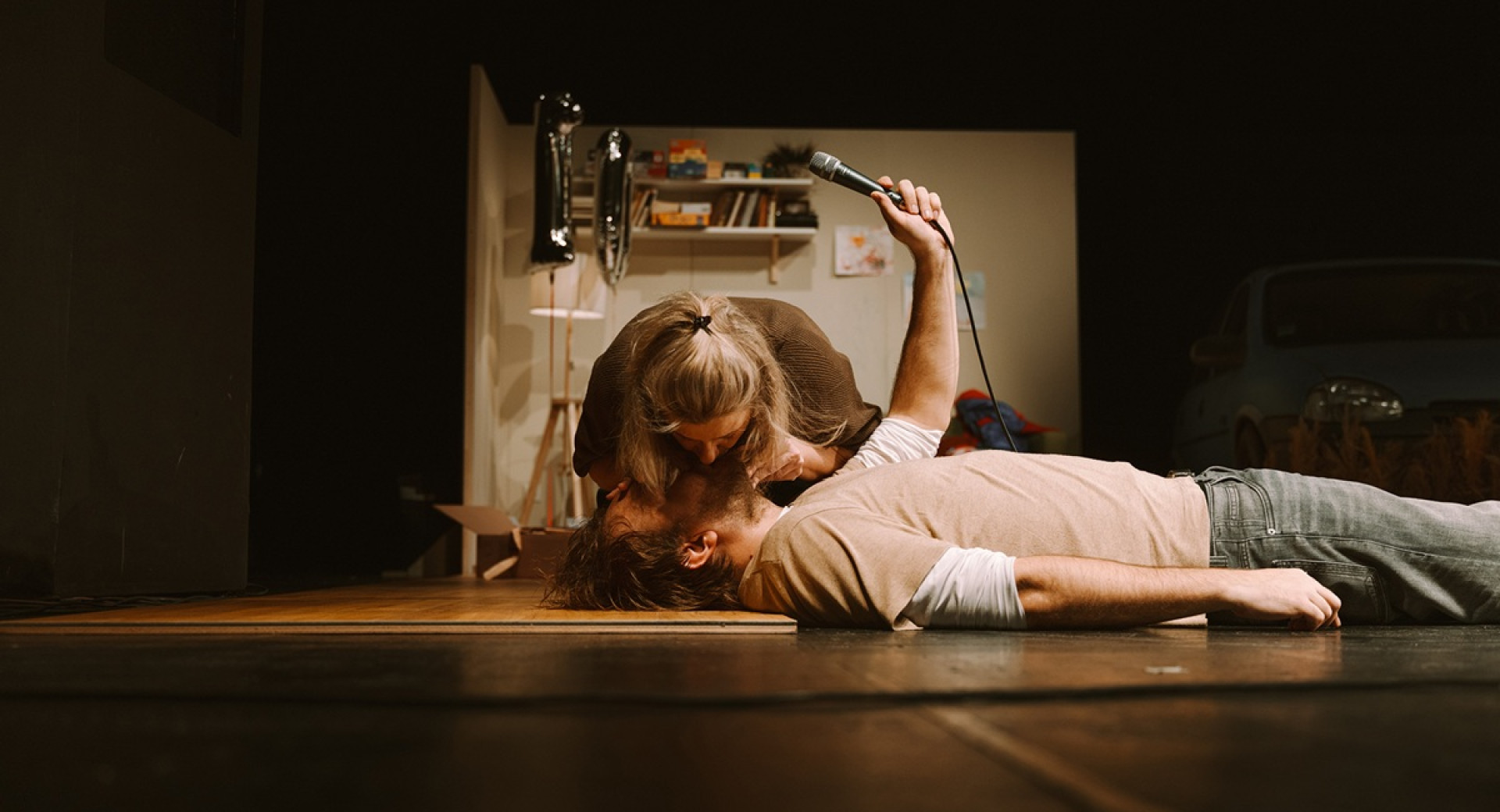 Moski lezi na tleh, zenska pa mu daje umetno dihanje.