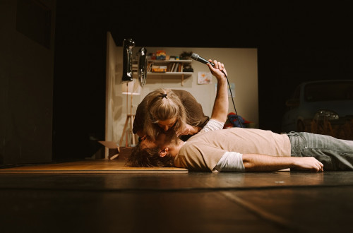 Moski lezi na tleh, zenska pa mu daje umetno dihanje.