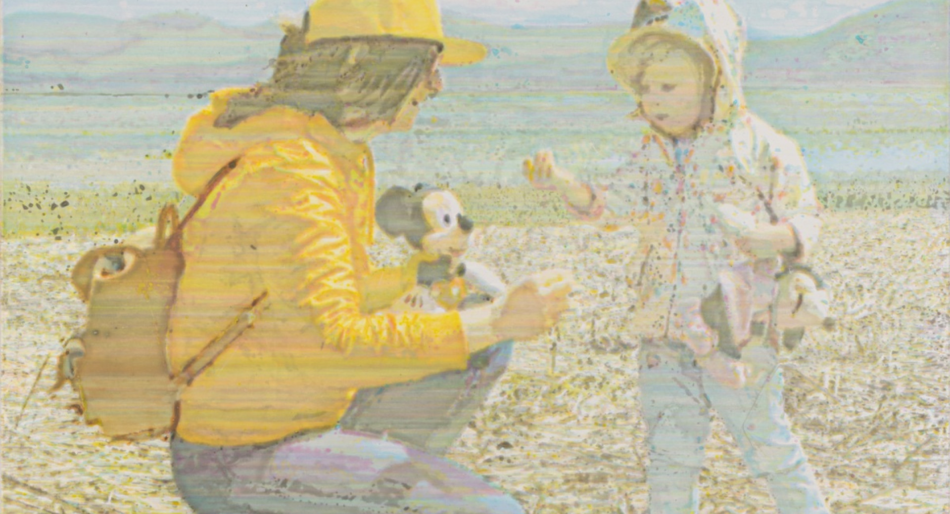 Slika zenske in otroka s pokrajino v ozadju. 