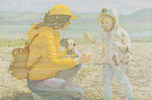 Slika zenske in otroka s pokrajino v ozadju. 