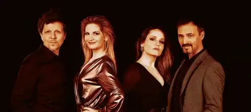 Dve zenski in dva moska pred crnim ozadjem.