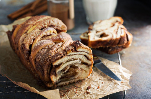 Kvasena sladica iz testa in cokolade v obliki kitke.