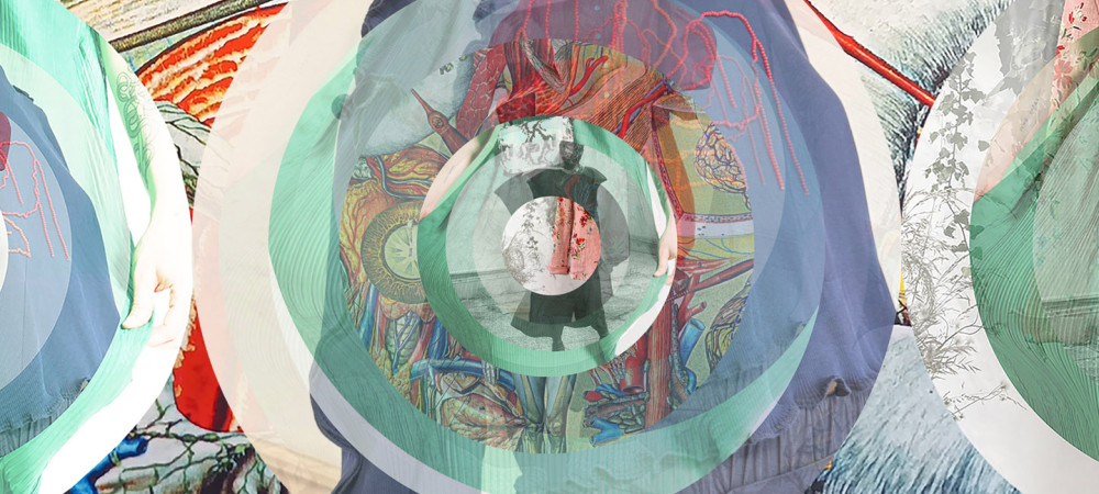 Kompleksen abstrakten kolaž s koncentričnimi krogi, ki plastijo različne slike.