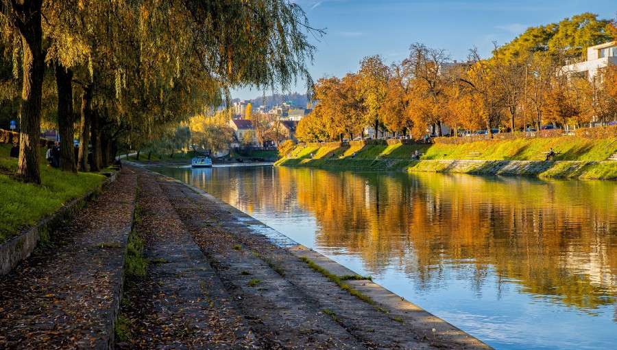 Reka z nabrezji in drevesi ob straneh.