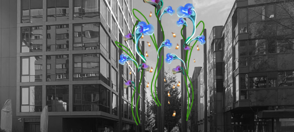 Crnobela fotografija mesta z barvnimi cvetlicami, ki krasijo ulicne svetilke..