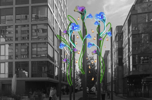 Crnobela fotografija mesta z barvnimi cvetlicami, ki krasijo ulicne svetilke..